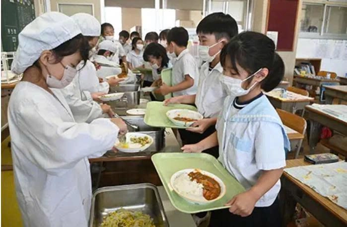 Học sinh tiểu học tại Fukuroi tự phục vụ bữa trưa của mình. (Nguồn ảnh: Phòng Xúc tiến Bữa trưa Học đường Ngon miệng, thành phố Fukuroi) 1785750041635_15025624179