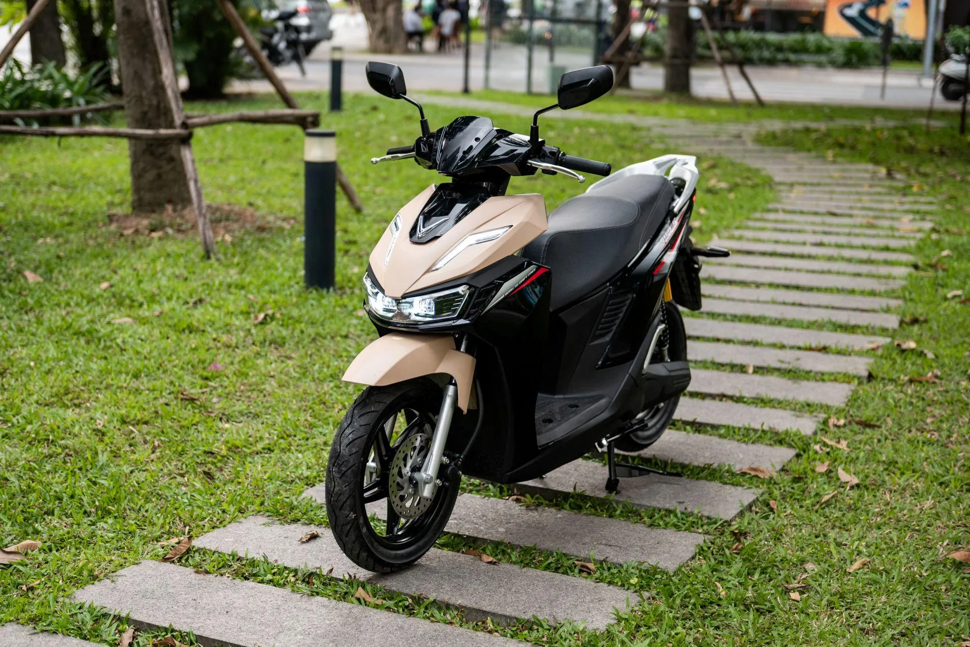 Chủ xe mê VinFast Viper vì “chất” thể thao, đổi pin nhanh, tiền nuôi xe nhẹ