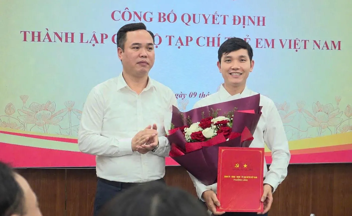 Đảng ủy Doanh nghiệp phường Láng trao quyết định thành lập Chi bộ Tạp chí Trẻ em Việt Nam