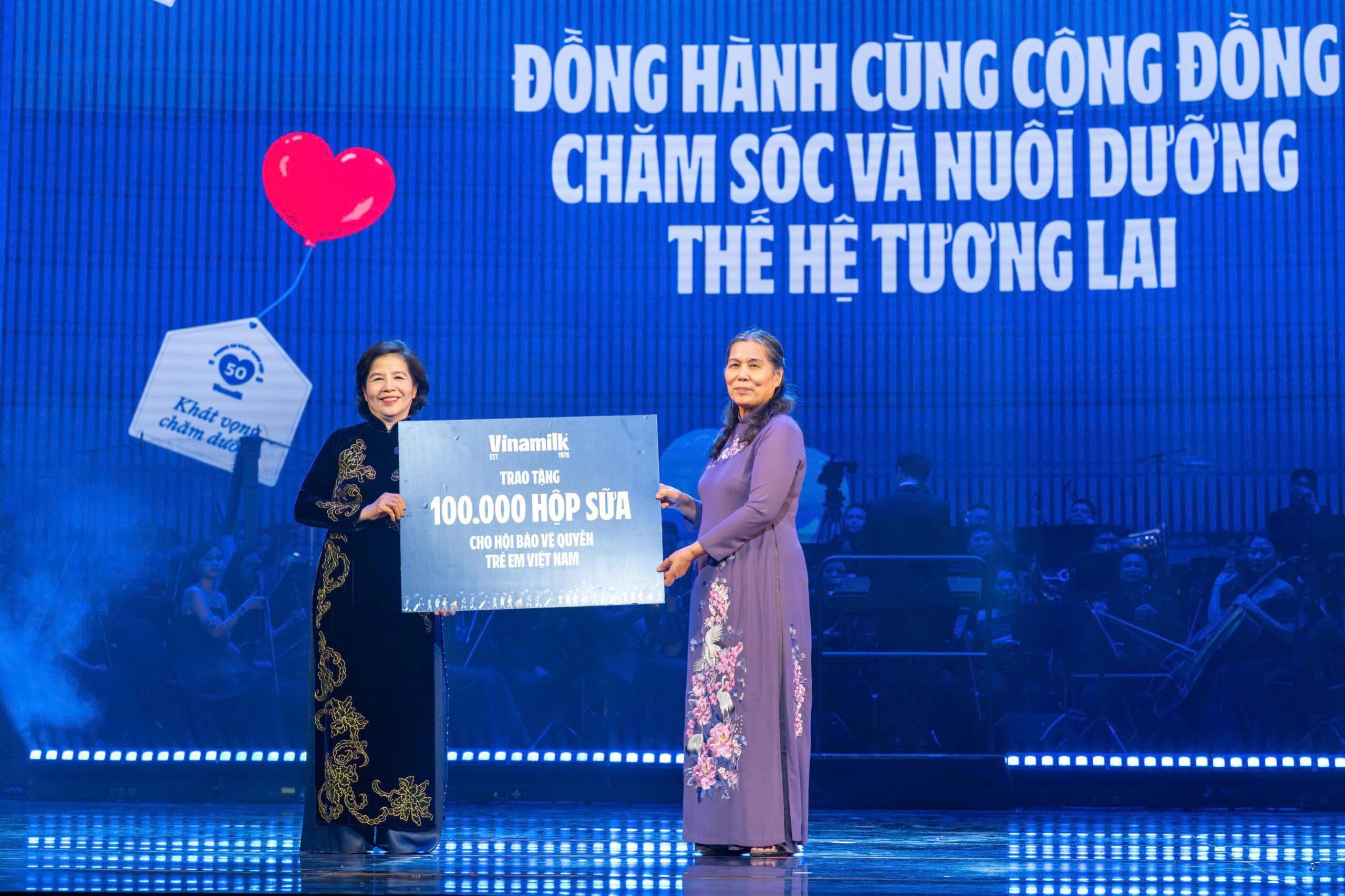 Chủ tịch Hội Bảo vệ quyền trẻ em Việt Nam Nguyễn Thị Thanh Hòa nhận bảng tượng trưng 100.000 hộp sữa do Vinamilk trao tặng, dành cho trẻ em thông qua Hội. vinamilk-11