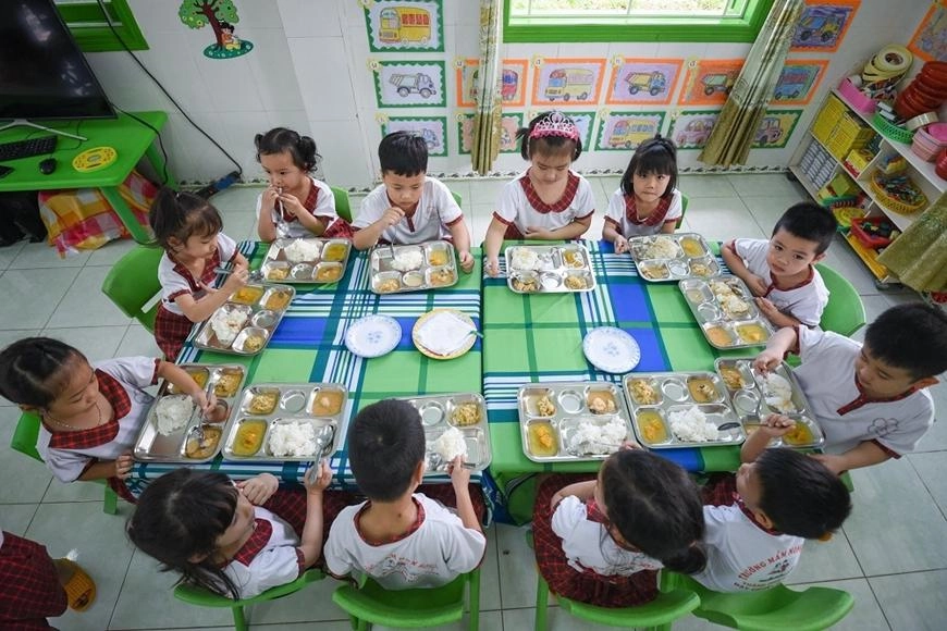 Thủ tướng yêu cầu siết chặt an toàn thực phẩm trường học, công khai khay ăn để phụ huynh giám sát