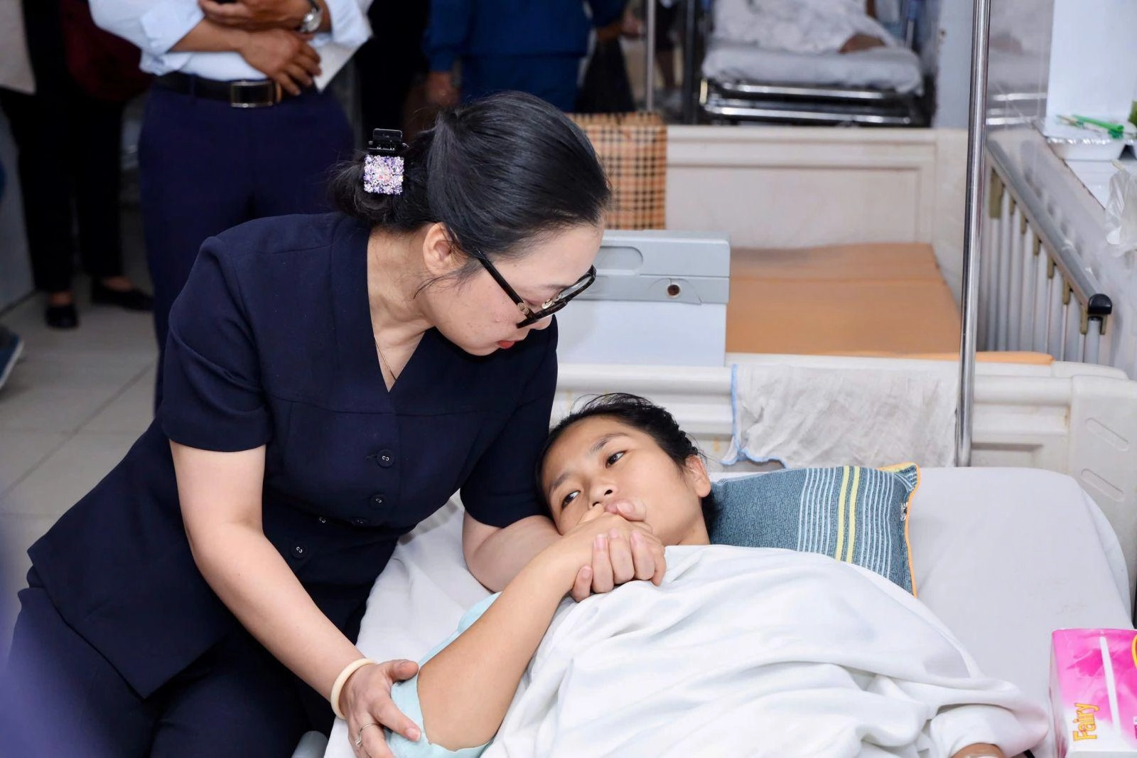 Thứ trưởng Bộ Giáo dục và Đào tạo thăm cô giáo mầm non dũng cảm cứu học sinh trước đầu xe tải