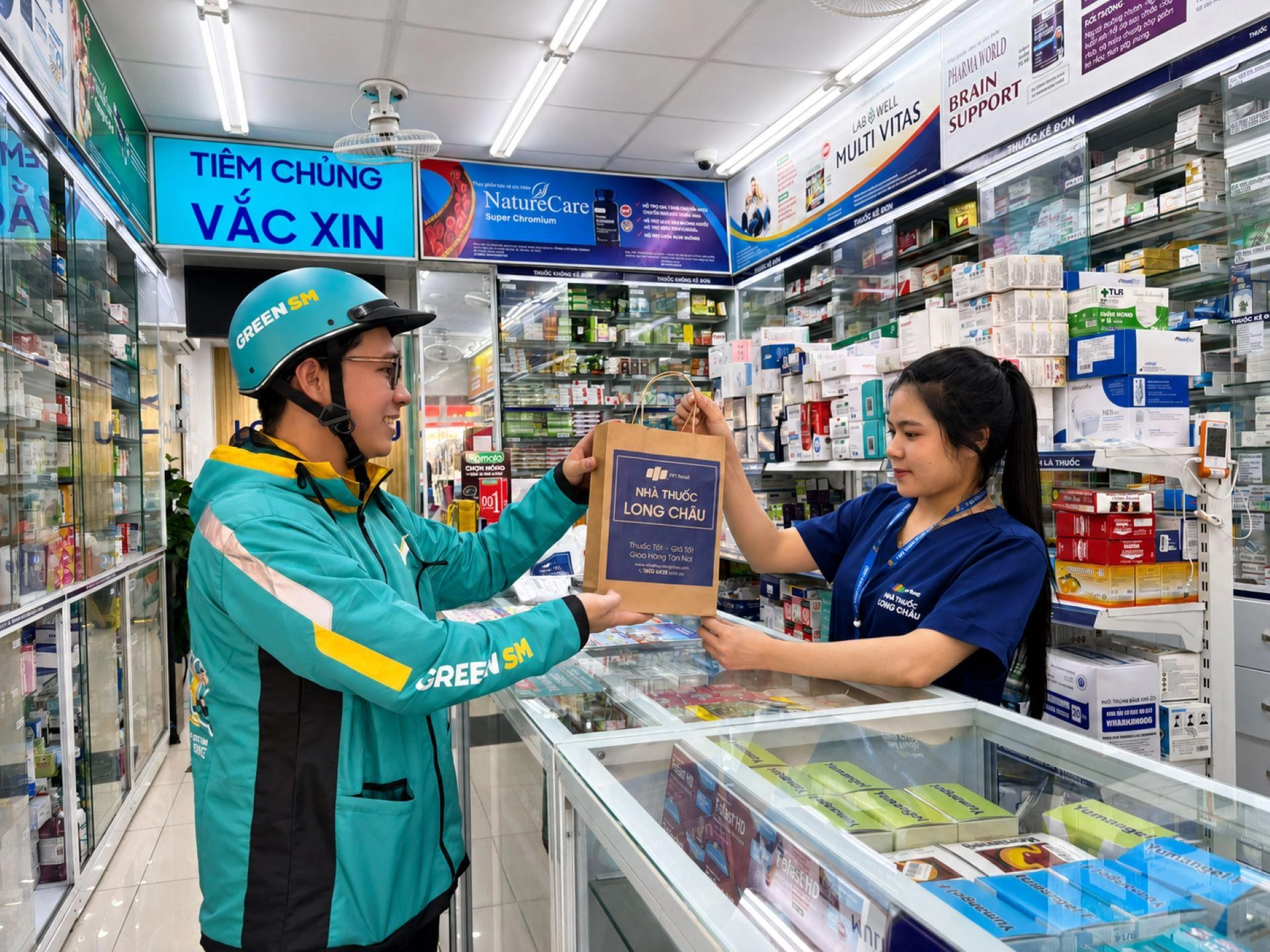 Green SM và Long Châu triển khai giao hàng bằng xe máy điện tại hơn 1.500 nhà thuốc