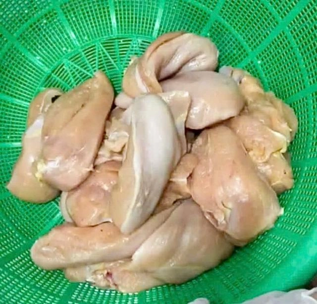 Phụ huynh Hà Nội phát hiện thịt gà, tôm có mùi bất thường, yêu cầu xe chở thực phẩm rời trường