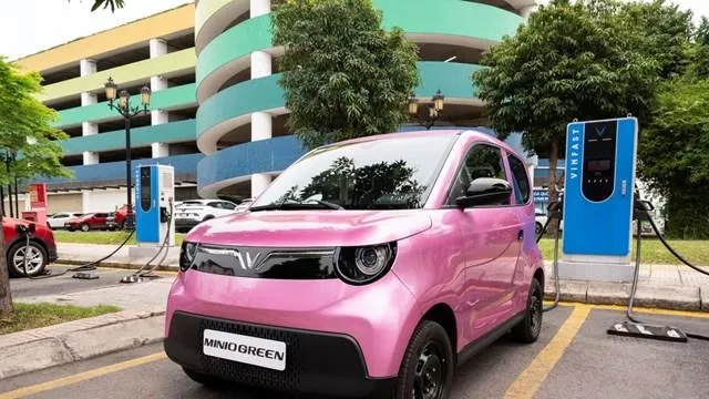 Tài xế dịch vụ nâng cấp từ xe máy lên ô tô: VinFast Minio Green là “vé lên đời” đáng giá