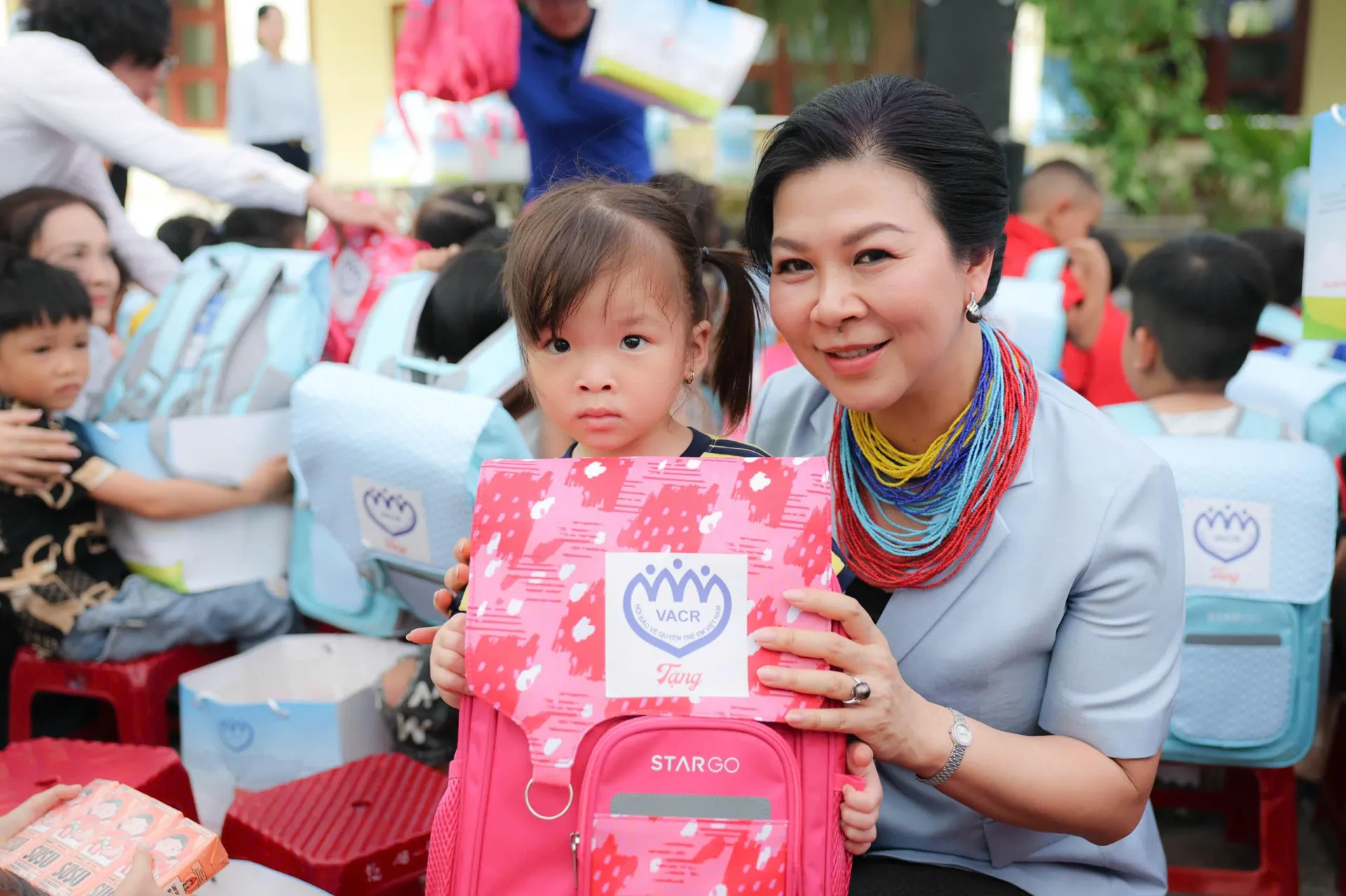 Khi mùa hè trẻ thơ mở ra từ sách, học bổng và yêu thương ở Trà My