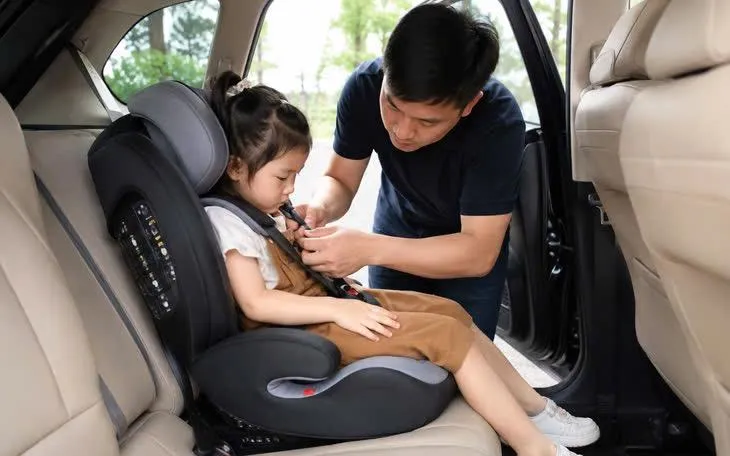 Không phải mọi trường hợp chở trẻ em trên ô tô đều bắt buộc dùng ghế an toàn