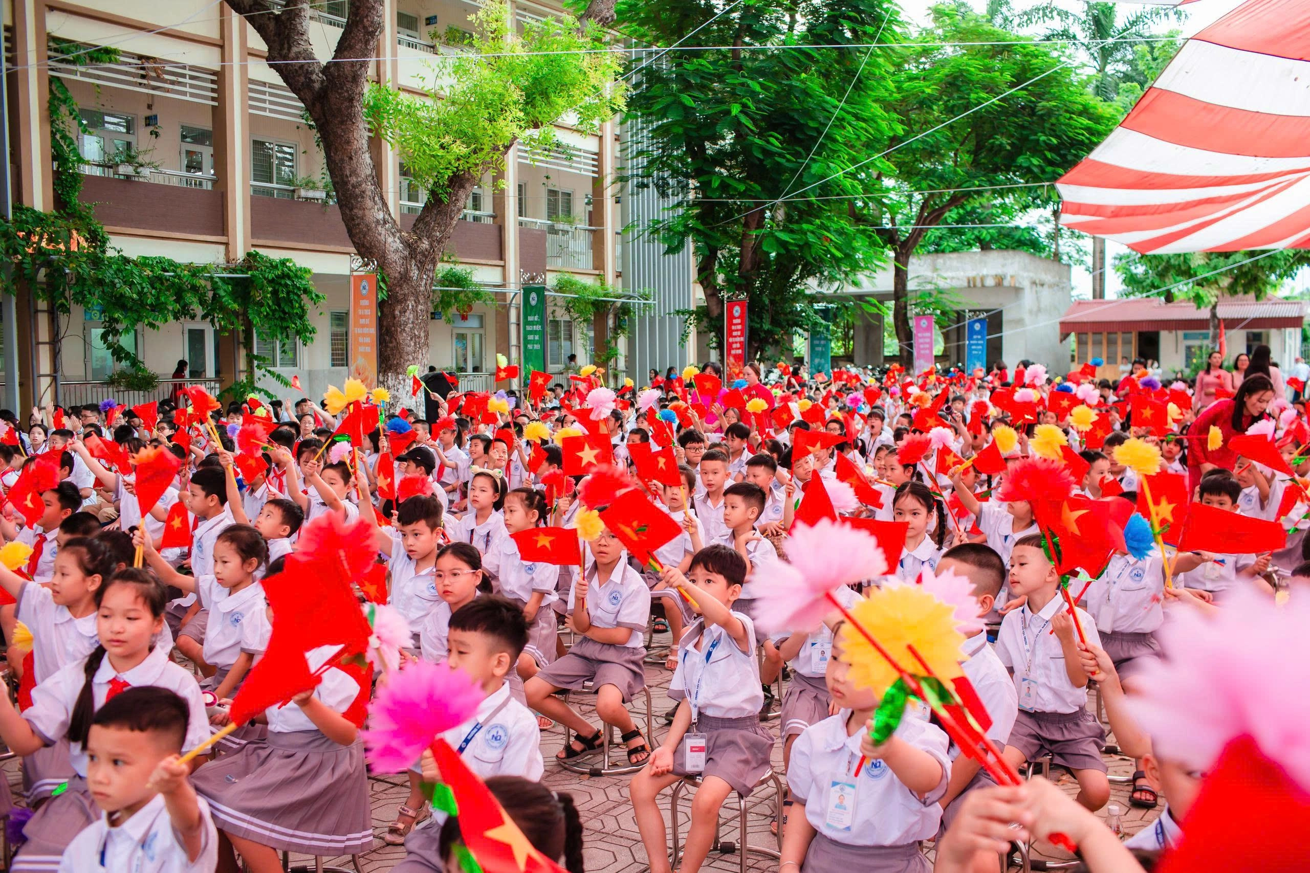 Học sinh Hà Nội tưng bừng cờ hoa đón năm học mới