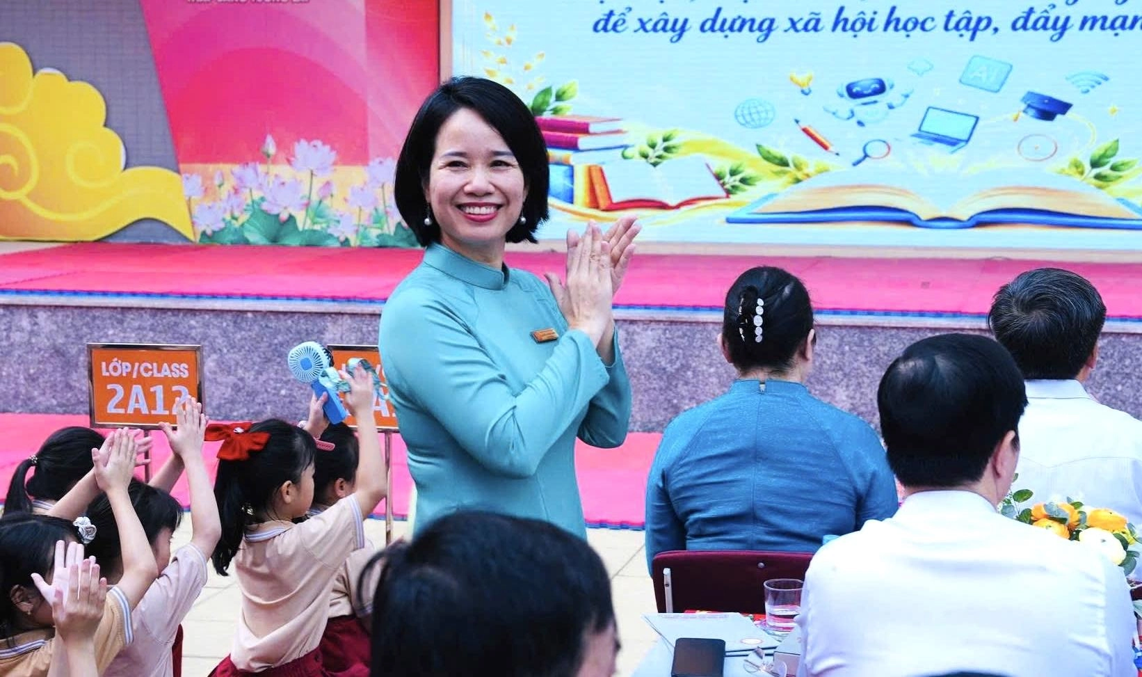 Cô Hiệu trưởng chở 1.963 ước mơ học trò, mang theo câu chuyện về mái trường hạnh phúc