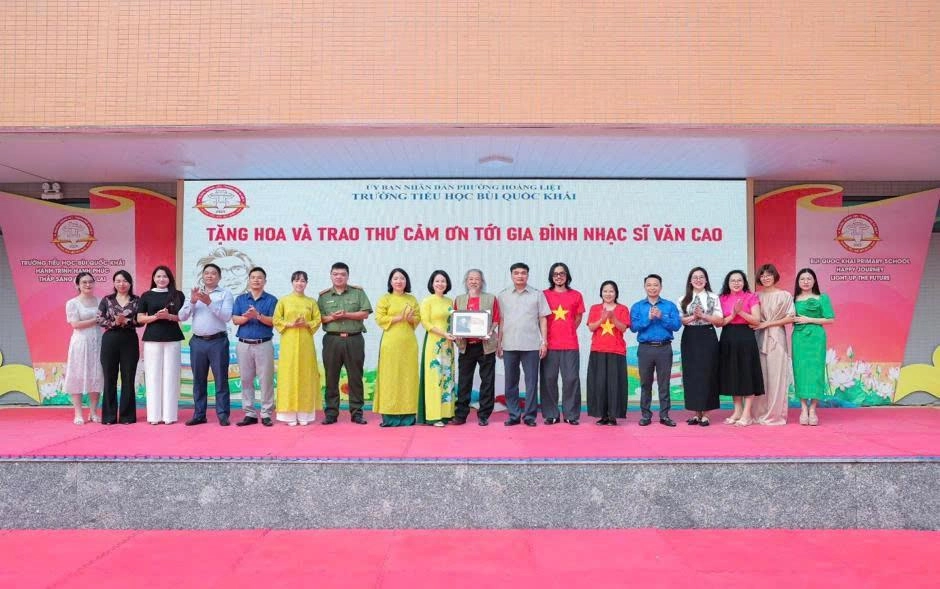 Trường Tiểu học Bùi Quốc Khái sinh hoạt dưới cờ tuần 1: Gặp gỡ, giao lưu cùng nghệ sĩ Văn Thao -  con trai cố nhạc sĩ Văn Cao