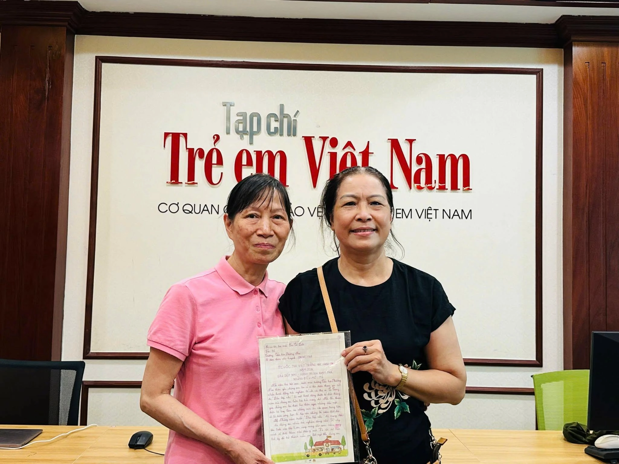 Cảm động bà nội, bà ngoại cùng đi nộp bài dự thi Trường học Hạnh phúc cho cháu gái