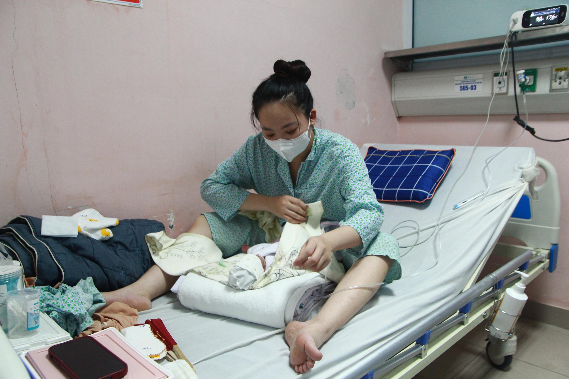 Những giọt sữa níu sự sống cho em bé sinh non 27 tuần