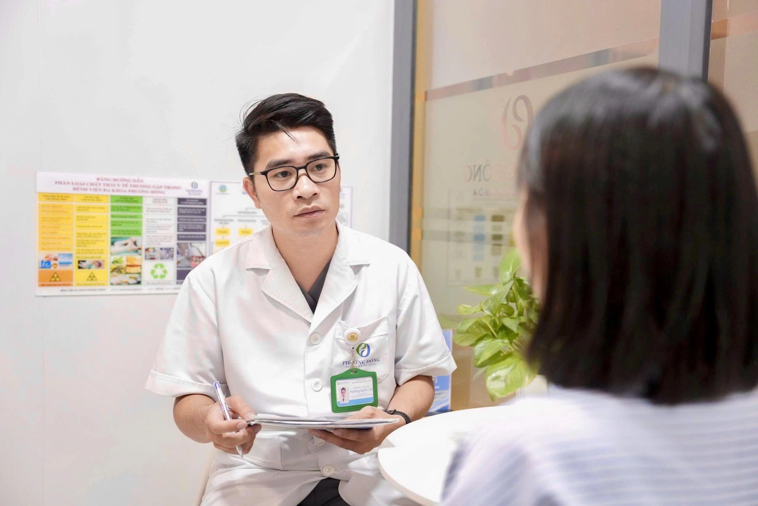 Chuyên gia tâm lý Hoàng Quốc Lân đang thăm khám cho học sinh. Quốc Lân