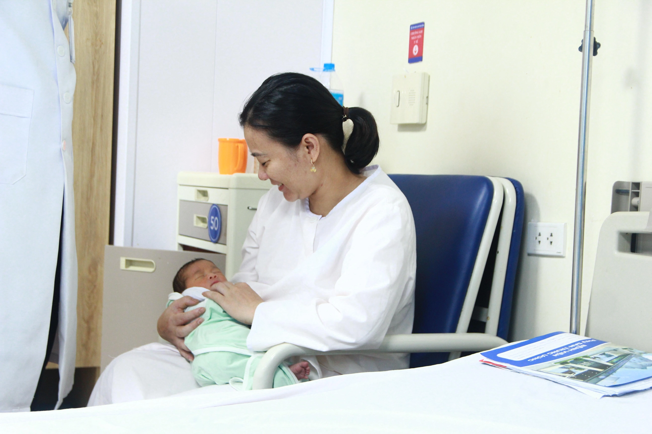 Nuôi con bằng sữa mẹ sau sinh mổ cần sự đồng hành của cả gia đình