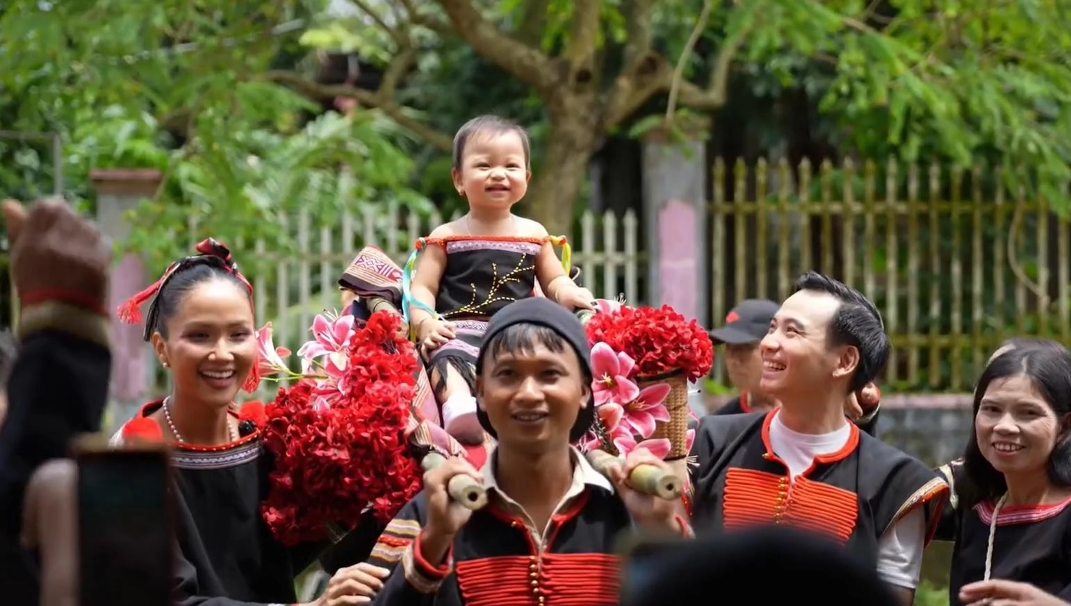 H’Hen Niê đưa con gái về quê ngoại tổ chức thôi nôi đậm nét văn hóa Ê-đê