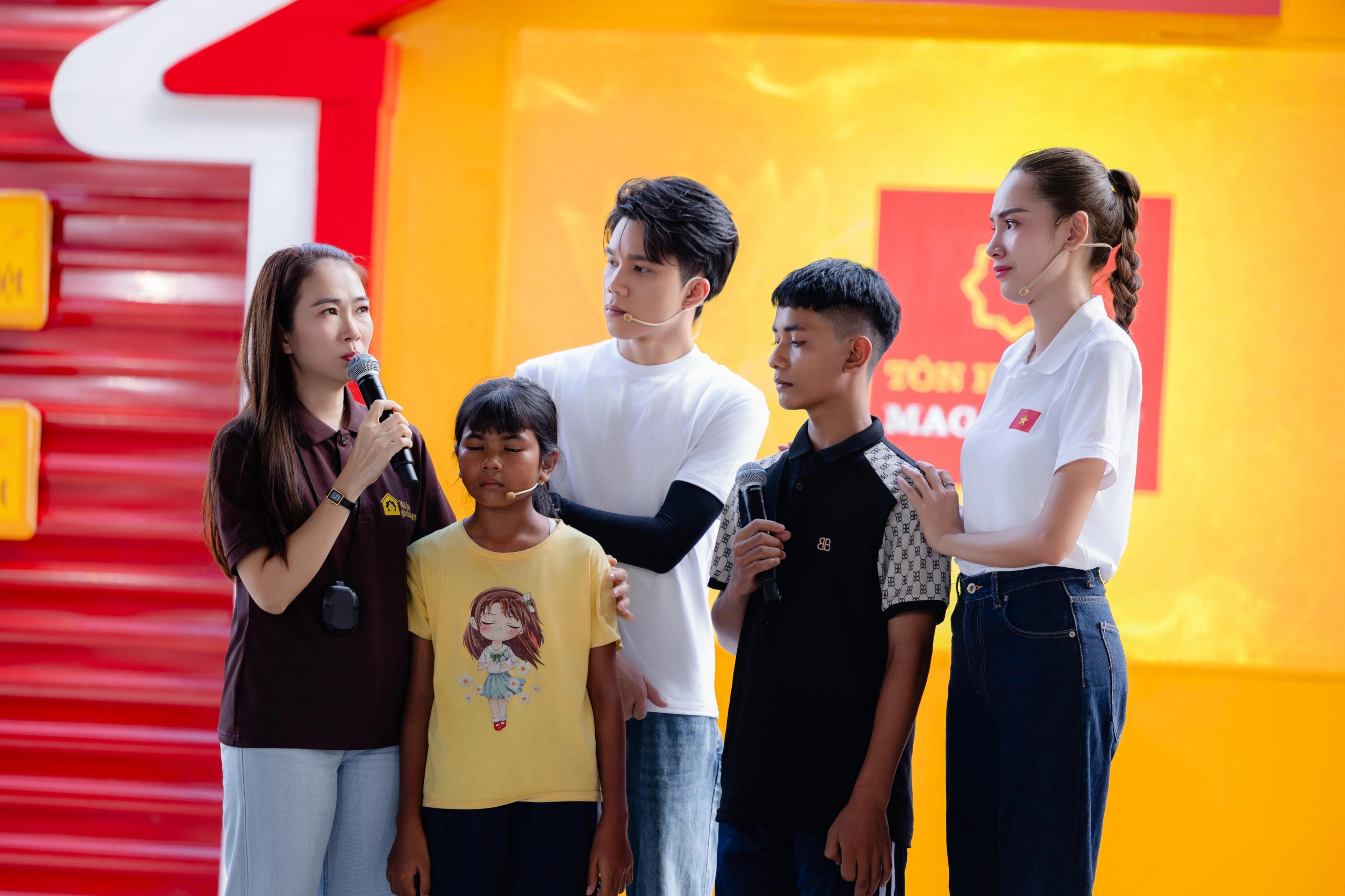 Hoa hậu Lê Hoàng Phương bật khóc, dùng tiền túi hỗ trợ 2 em nhỏ vừa học vừa làm chăm mẹ ung thư