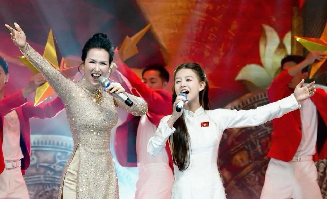Sao nhí Ali Thục Phương tự tin song ca bên cạnh ca sĩ Võ Hạ Trâm