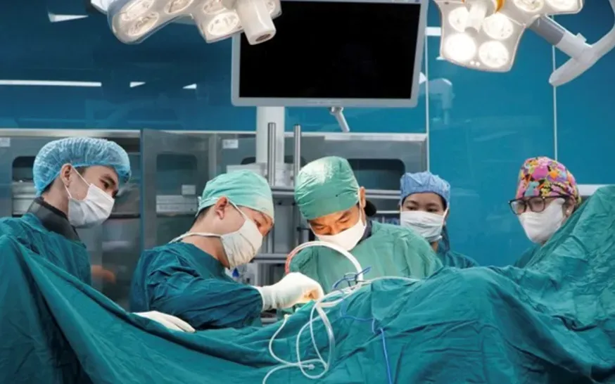 Cứu sống bé trai 11 tuổi bị ô tô cán qua người sau cuộc hội chẩn xuyên đêm giữa 2 bệnh viện