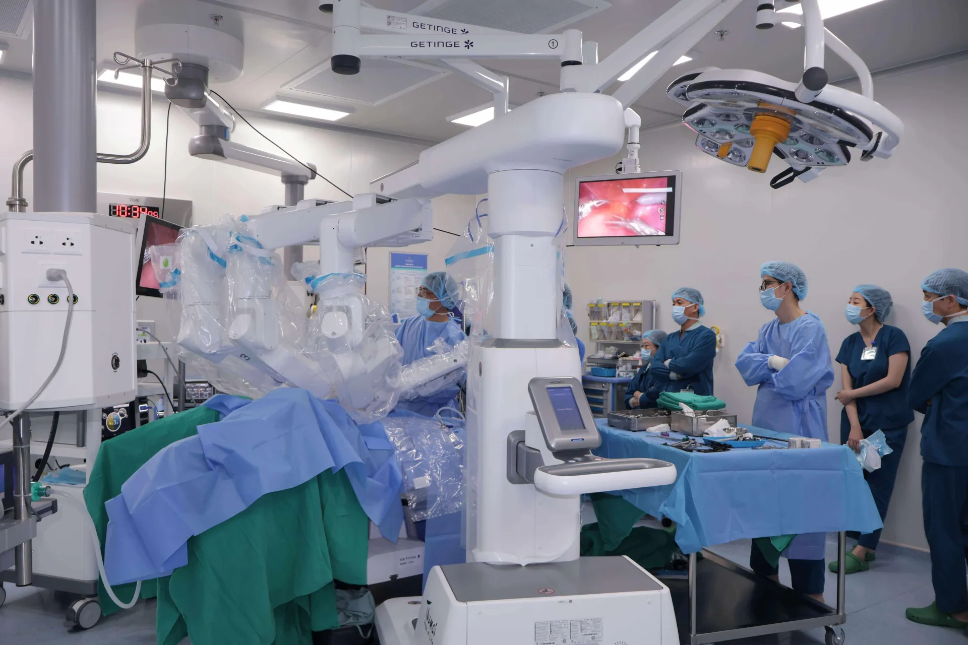 Lần đầu tiên tại Việt Nam: Bác sĩ tại Hà Nội trực tiếp phẫu thuật cho bệnh nhân tại Cần Thơ