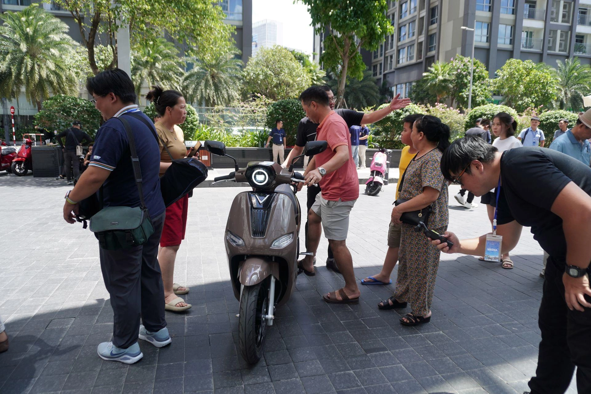 VinFast Kyo “chào sân” khách hàng Việt: Xe điện chuẩn gu dân văn phòng đô thị