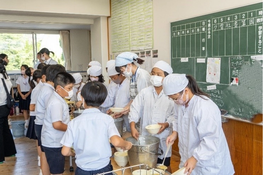 Bữa trưa không chỉ để ăn: Cách Nhật Bản biến mỗi suất cơm thành một “tiết học”