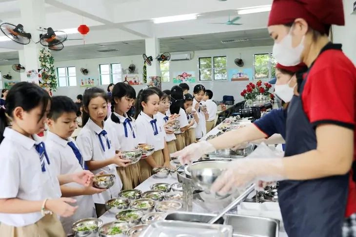 Bữa ăn bán trú của học sinh đang được siết chặt quản lý an toàn thực phẩm. (Ảnh: TTXVN) 153144-370415125258863250