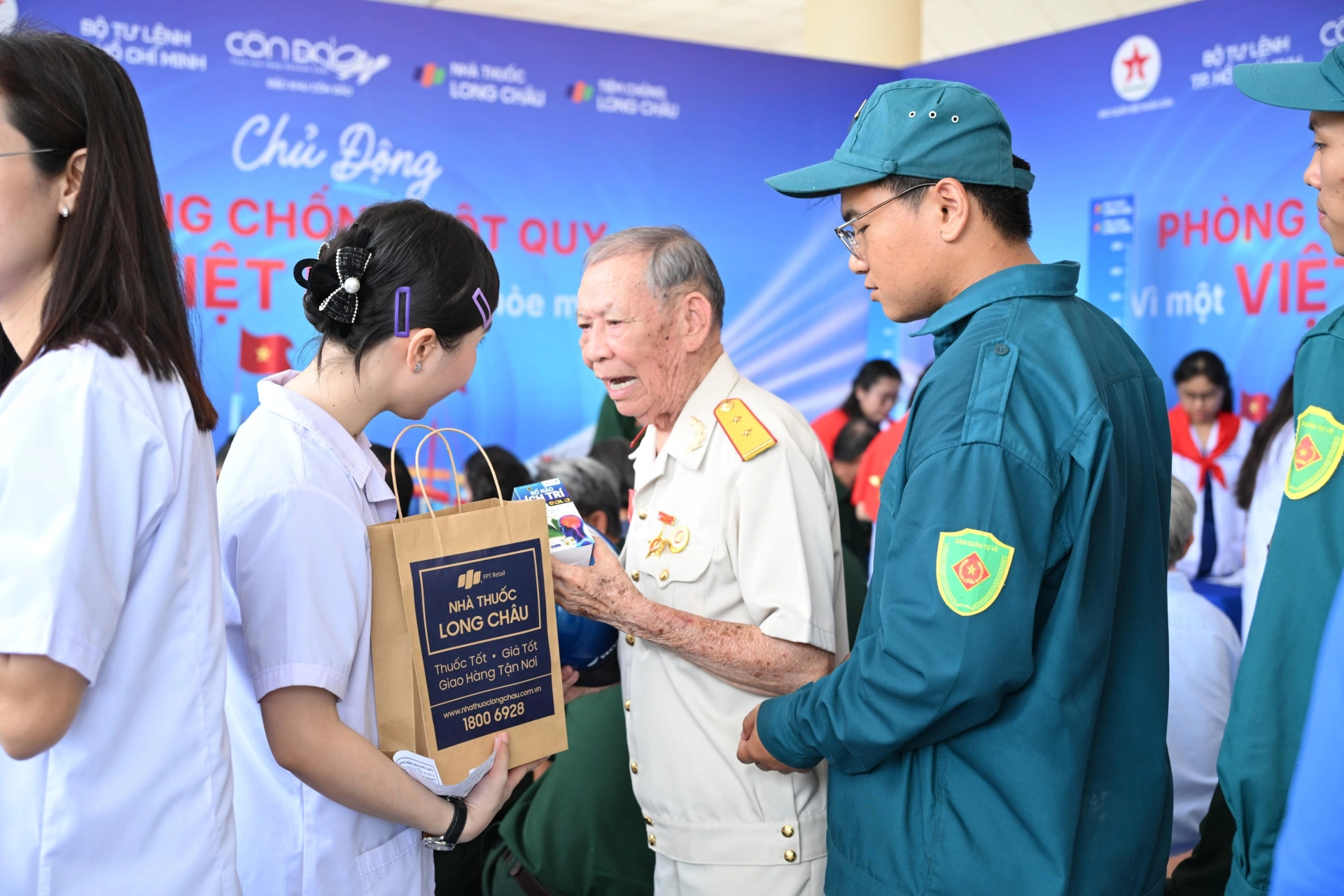 Lần đầu tiên, Long Châu cùng Báo Quân đội nhân dân mang “Hành trình tri ân” đến đặc khu Côn Đảo, tầm soát đột quỵ miễn phí cho người dân