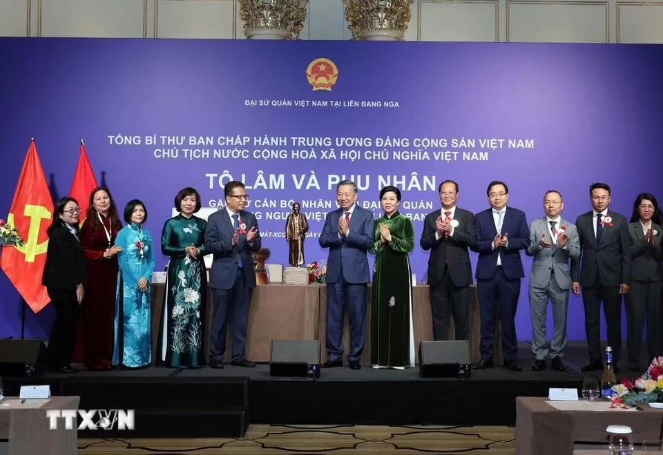 Tổng Bí thư, Chủ tịch nước Tô Lâm gặp gỡ cán bộ, nhân viên Đại sứ quán và cộng đồng người Việt Nam tại Liên bang Nga