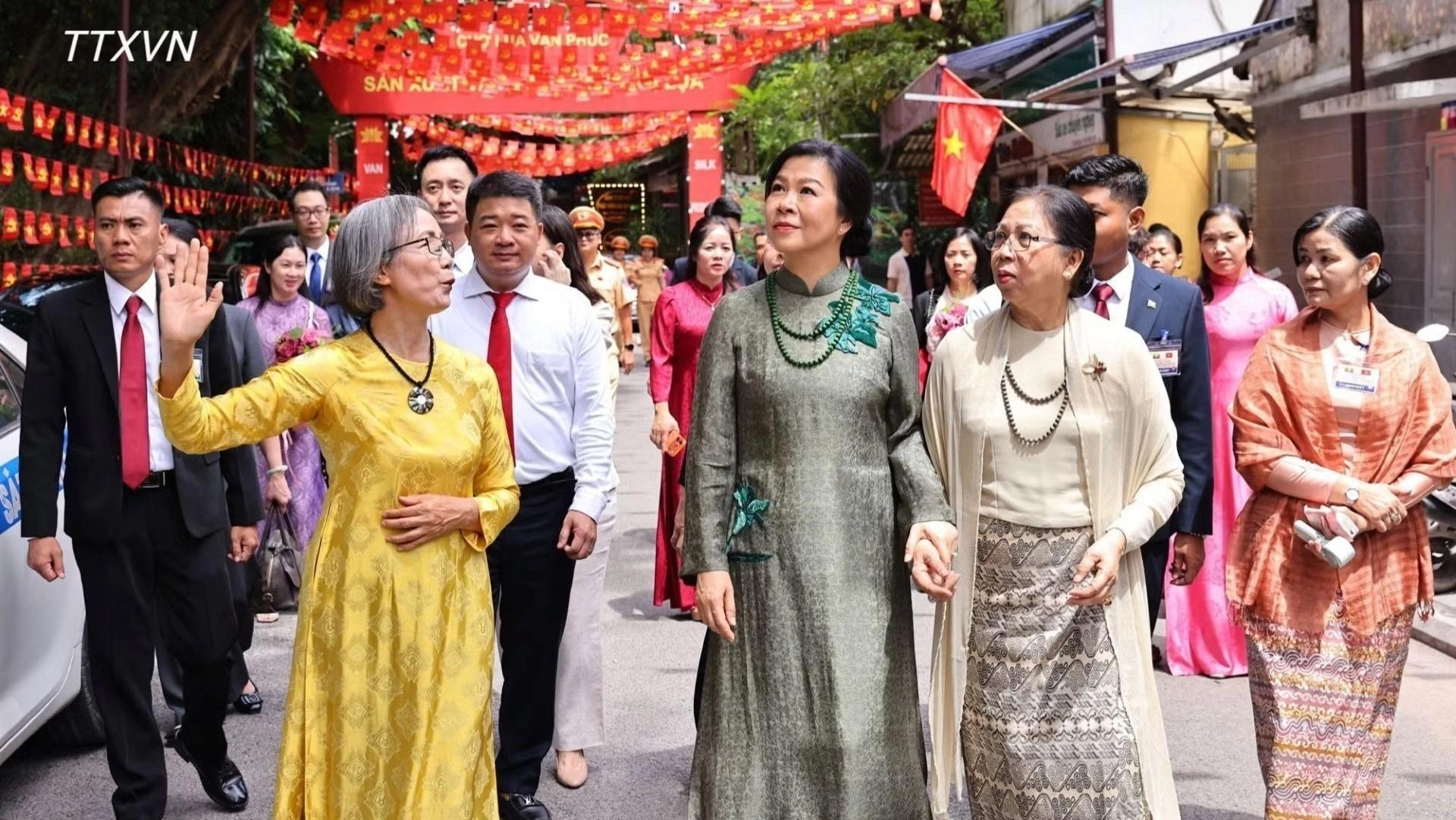 [Ảnh] Phu nhân Tổng Bí thư, Chủ tịch nước Tô Lâm và Phu nhân Tổng thống Myanmar tham quan làng lụa Vạn Phúc