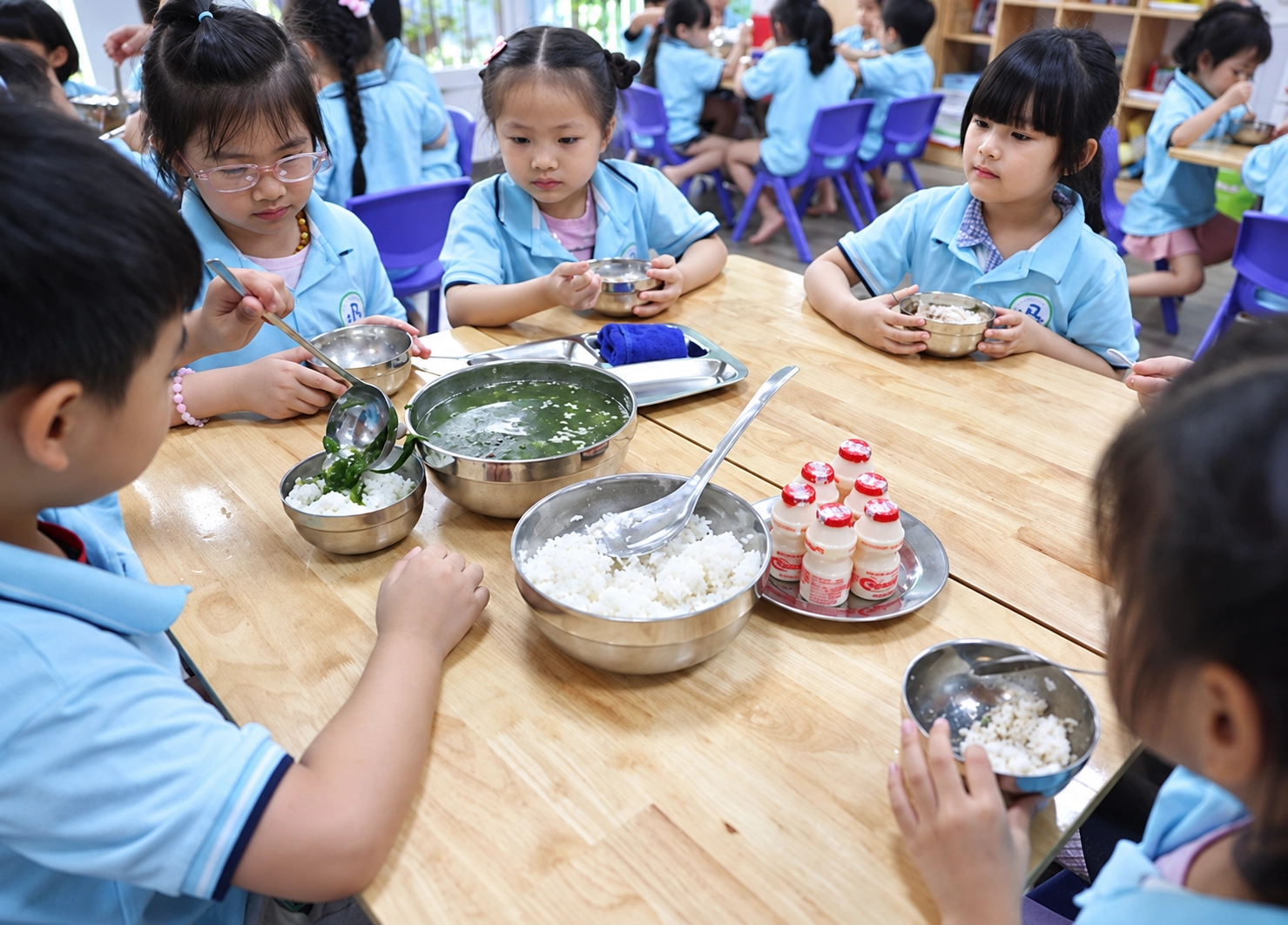 Hà Nội yêu cầu kiểm tra bữa ăn bán trú, xử lý nghiêm sai phạm