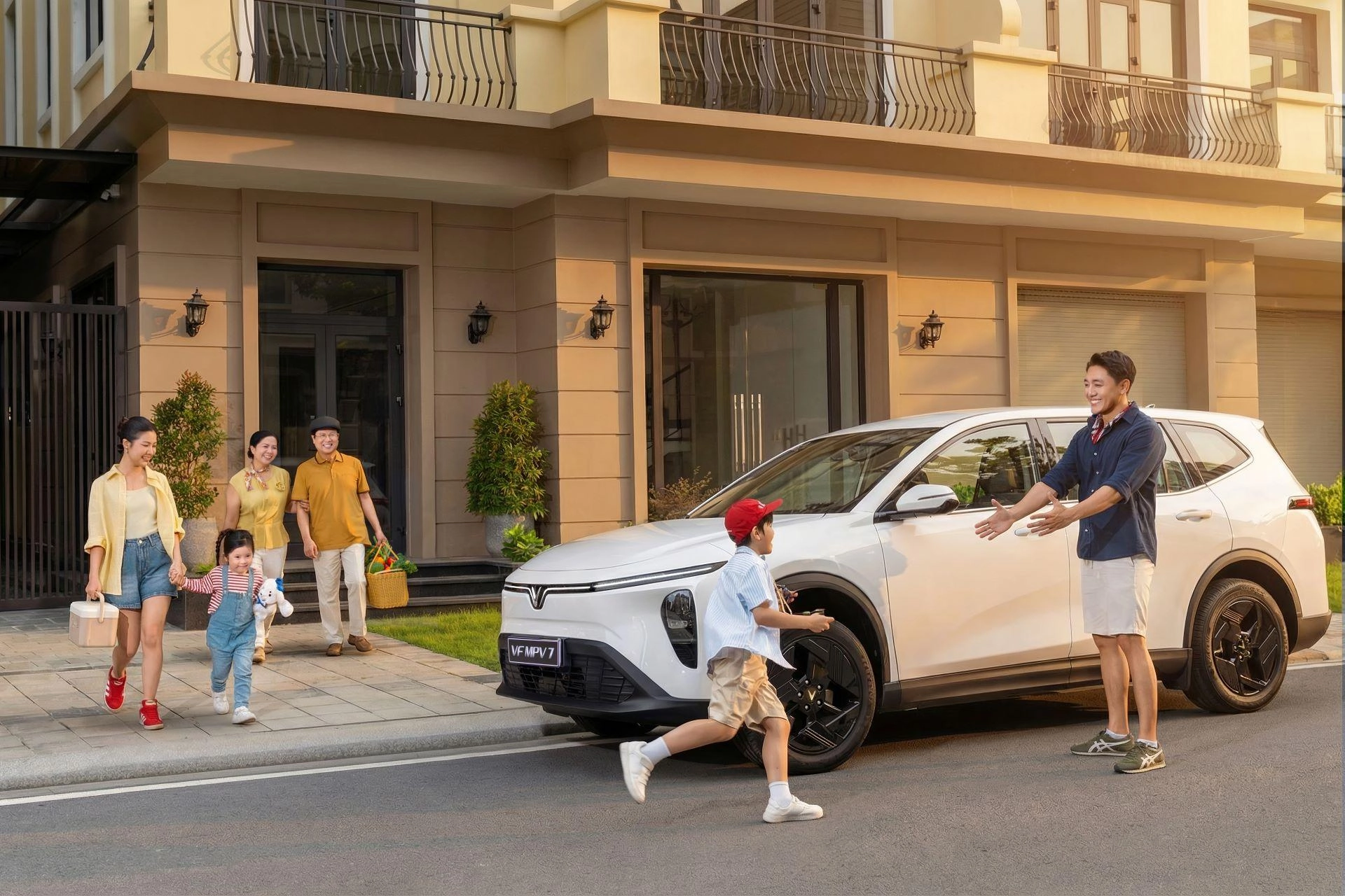 Giá còn 682,5 triệu đồng, VF MPV 7 đáp ứng tốt cả đi phố lẫn đường dài