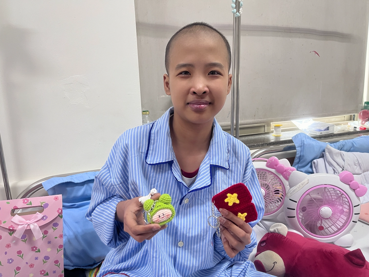 Những mũi len trở thành niềm hy vọng của cô bé mắc ung thư máu