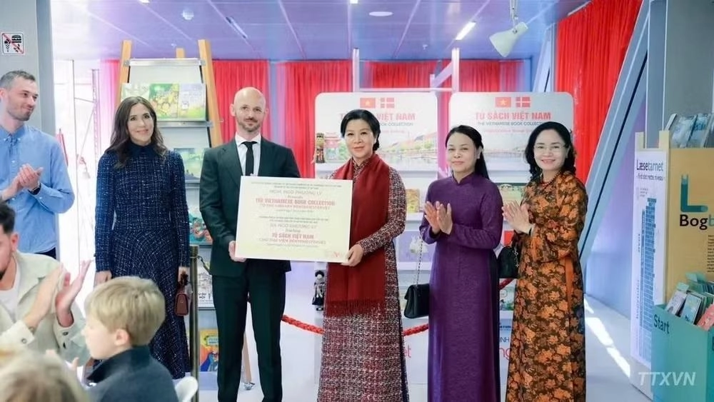 Phu nhân Tổng Bí thư, Chủ tịch nước cùng Hoàng hậu Đan Mạch trao tặng “Tủ sách Việt Nam” cho thư viện tại Copenhagen
