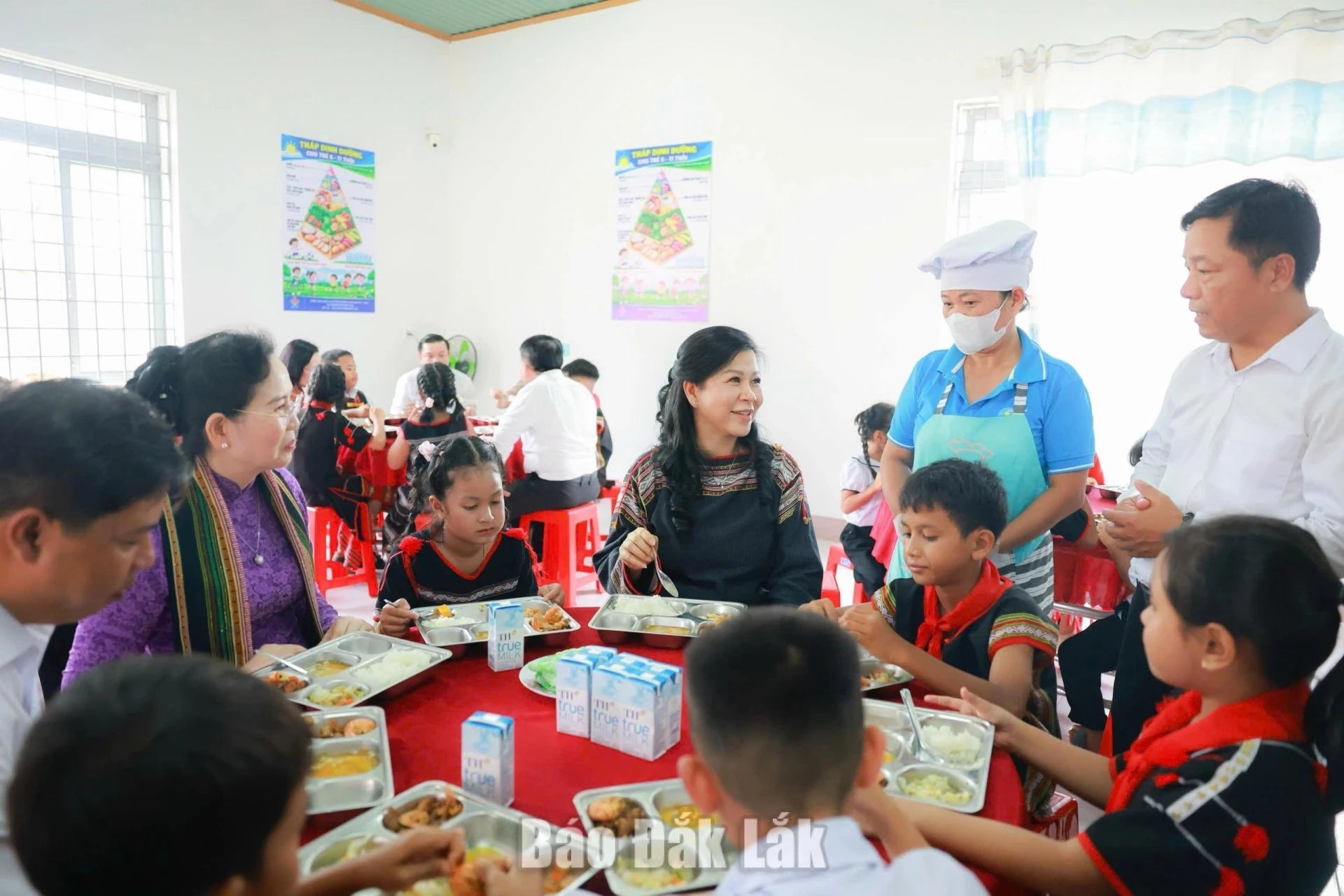 anh_bua_an_hoc_duong_6_20261013153809_1_11zon