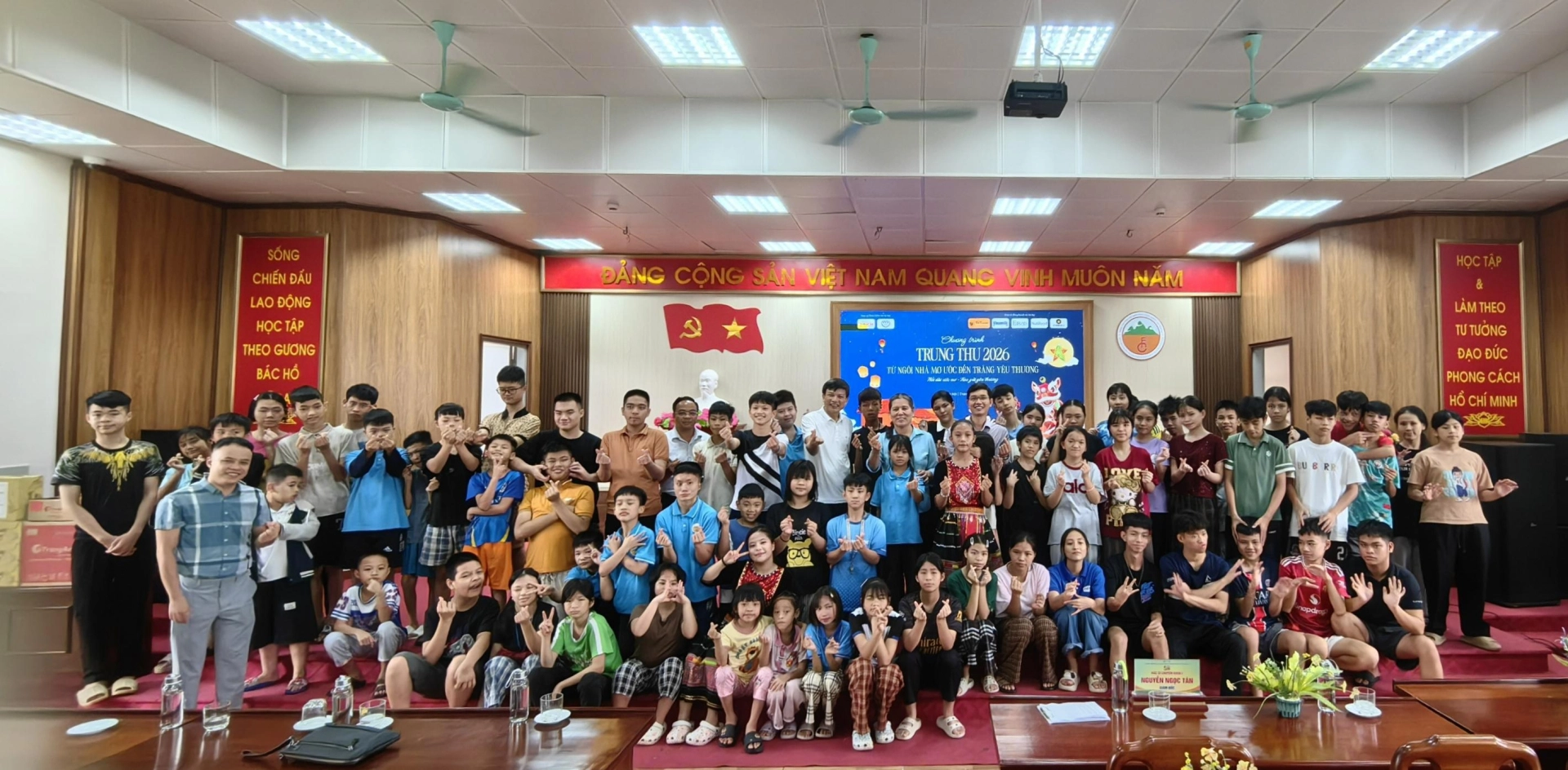 Thắp sáng mùa trăng yêu thương cho trẻ em ở Thụy An