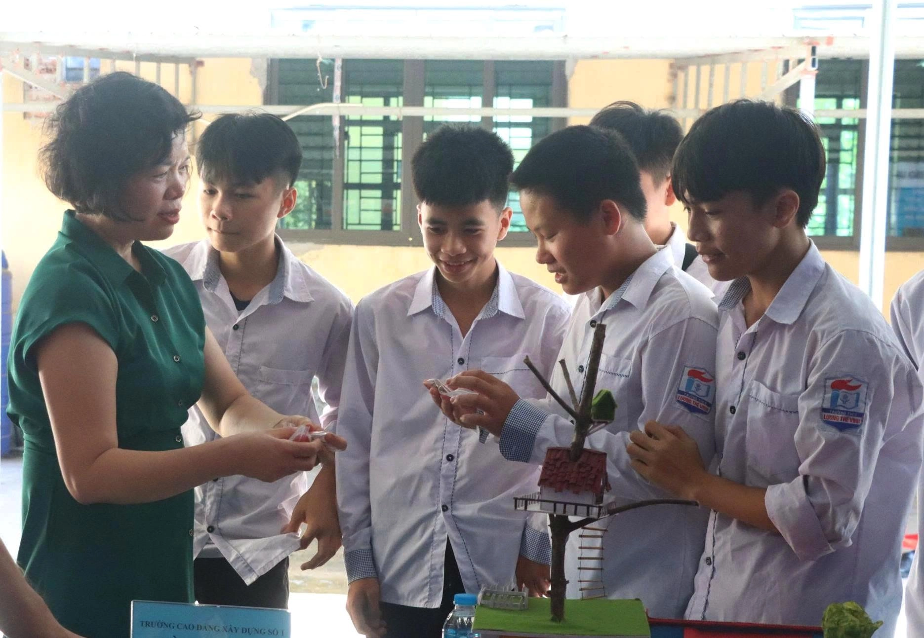 Học sinh Trung tâm GDNN - GDTX Kiến Xương, tỉnh Hưng Yên tìm hiểu nghề nghiệp tại gian hàng của Trường Cao đẳng Xây dựng số 1. (Ảnh: website nhà trường) hướng nghiệp