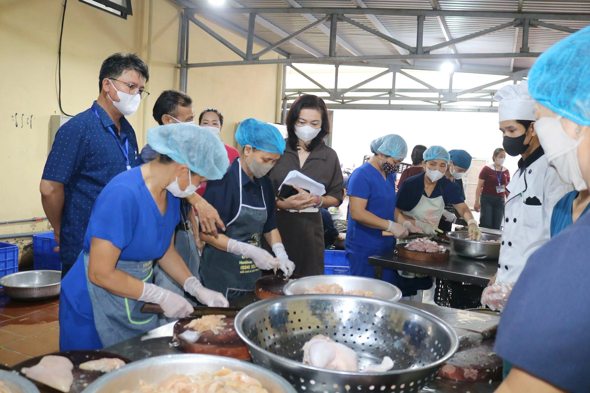 Vụ suất ăn bán trú bị phản ánh “toàn tóp mỡ”: Hà Nội yêu cầu chấn chỉnh nhiều nội dung