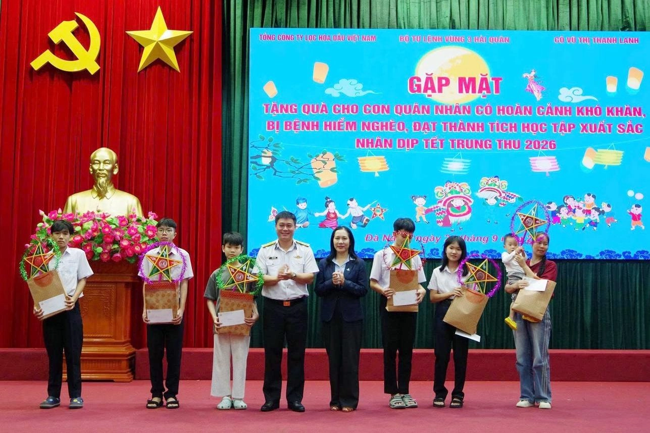 Vùng 3 Hải quân mang niềm vui Trung thu đến trẻ em khó khăn