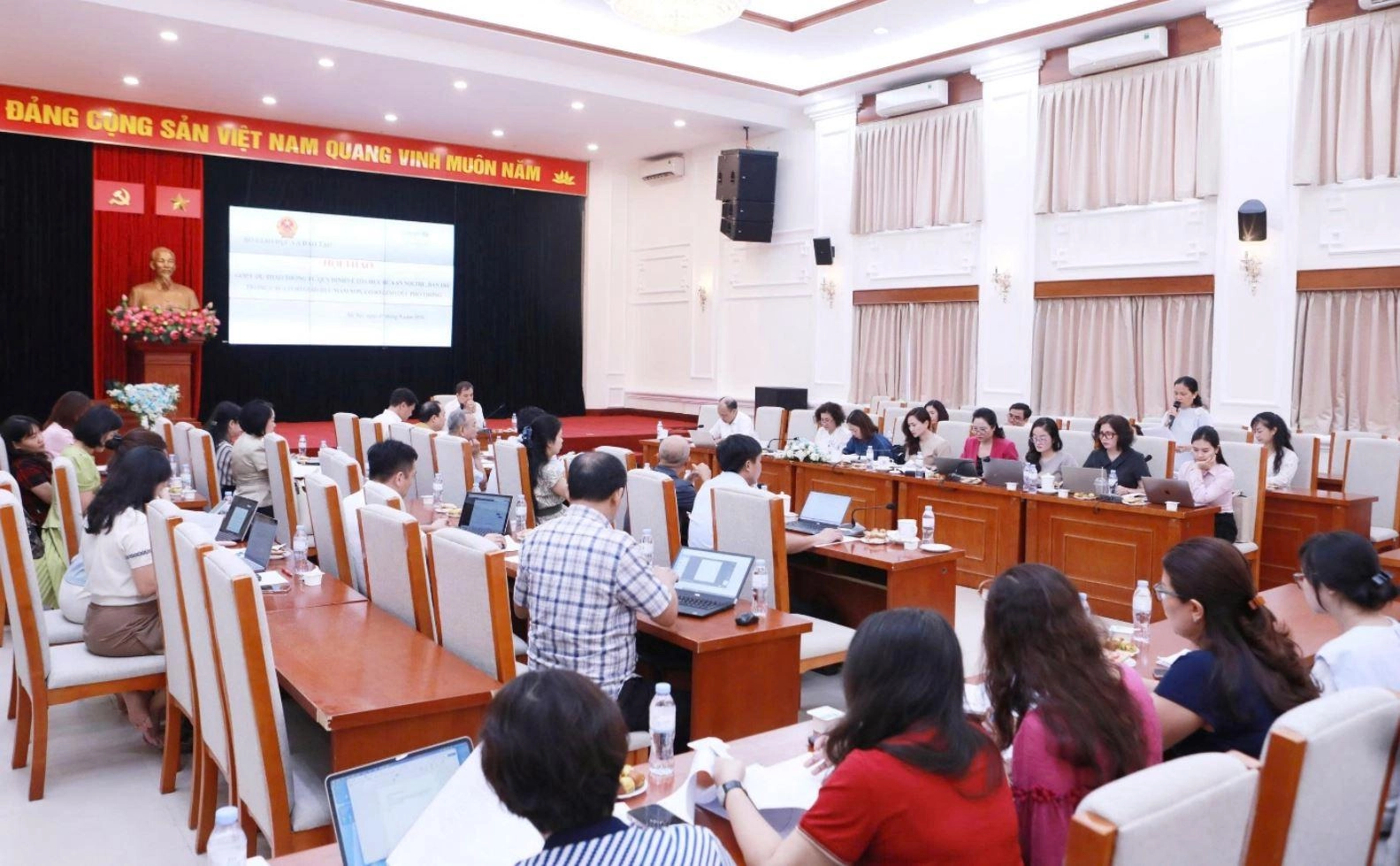 Bộ Giáo dục và Đào tạo lấy ý kiến dự thảo quy định về bữa ăn bán trú, nội trú trong trường học