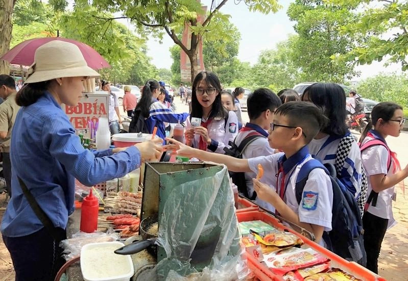 Dinh dưỡng học đường: Khoảng trống từ những hàng quán quanh trường