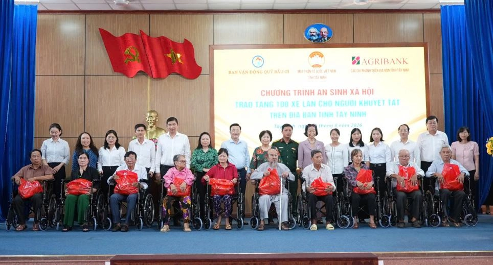 Tây Ninh: “Khơi dậy” nhiều hoạt động trao tặng quà cho người khuyết tật và tiếp sức đến trường