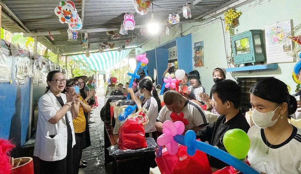 Thứ trưởng Nguyễn Thị Quyên Thanh thăm lớp học tình thương cô Huỳnh Nga