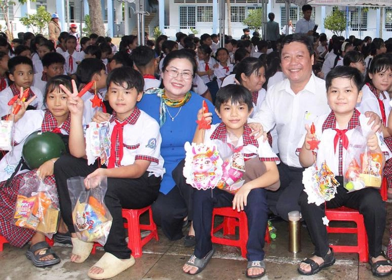 Vĩnh Long: Trưởng Ban Tuyên giáo Tỉnh ủy Nguyễn Thị Minh Trang vui Tết Trung thu với học sinh