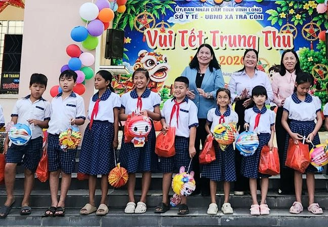 Vĩnh Long: “Lồng đèn thắp sáng ước mơ”, trao quà cho các em học sinh