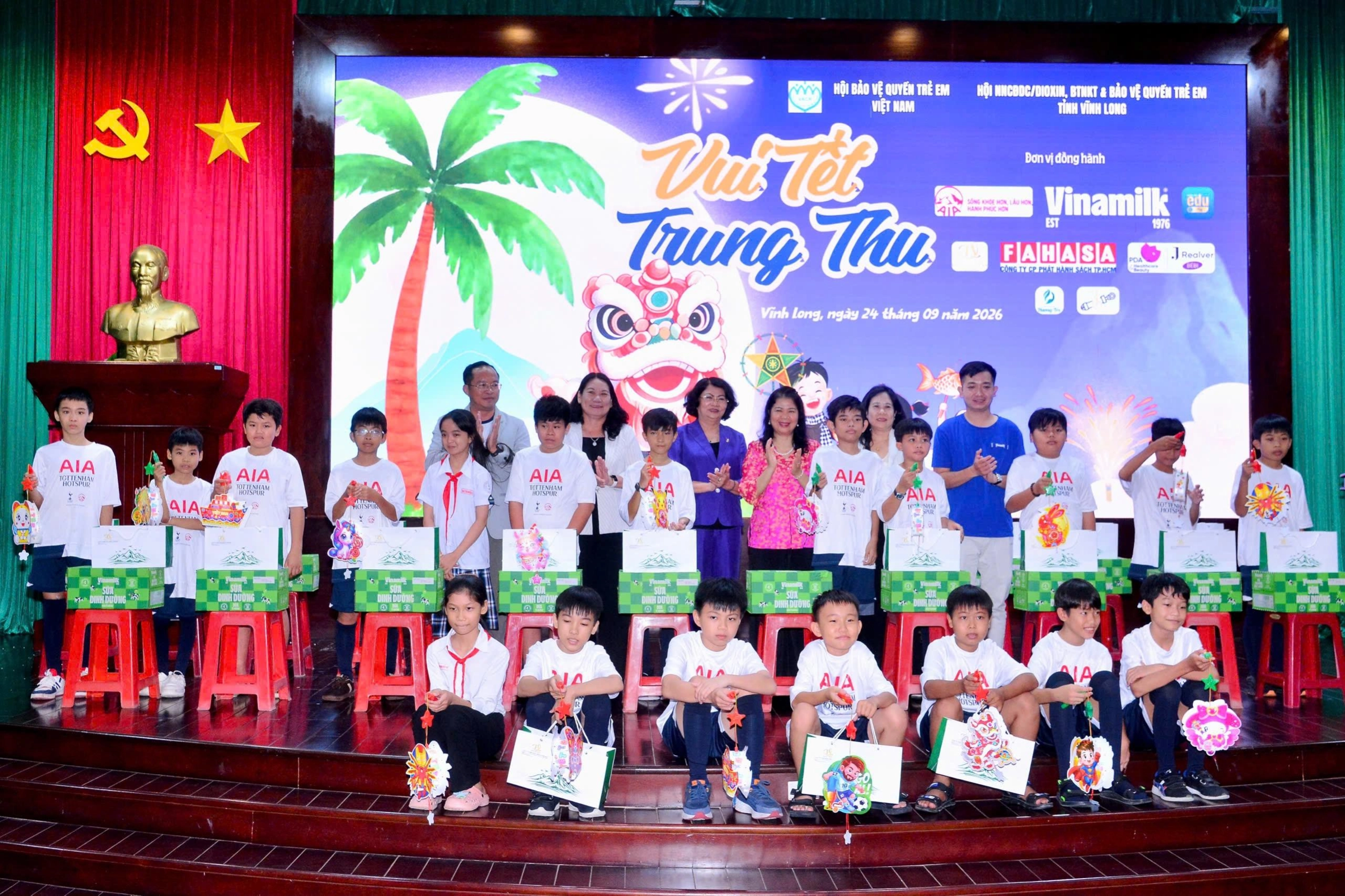 Chương trình 'Vui Tết Trung thu' tặng quà hơn 500 trẻ em có hoàn cảnh khó khăn tại Vĩnh Long