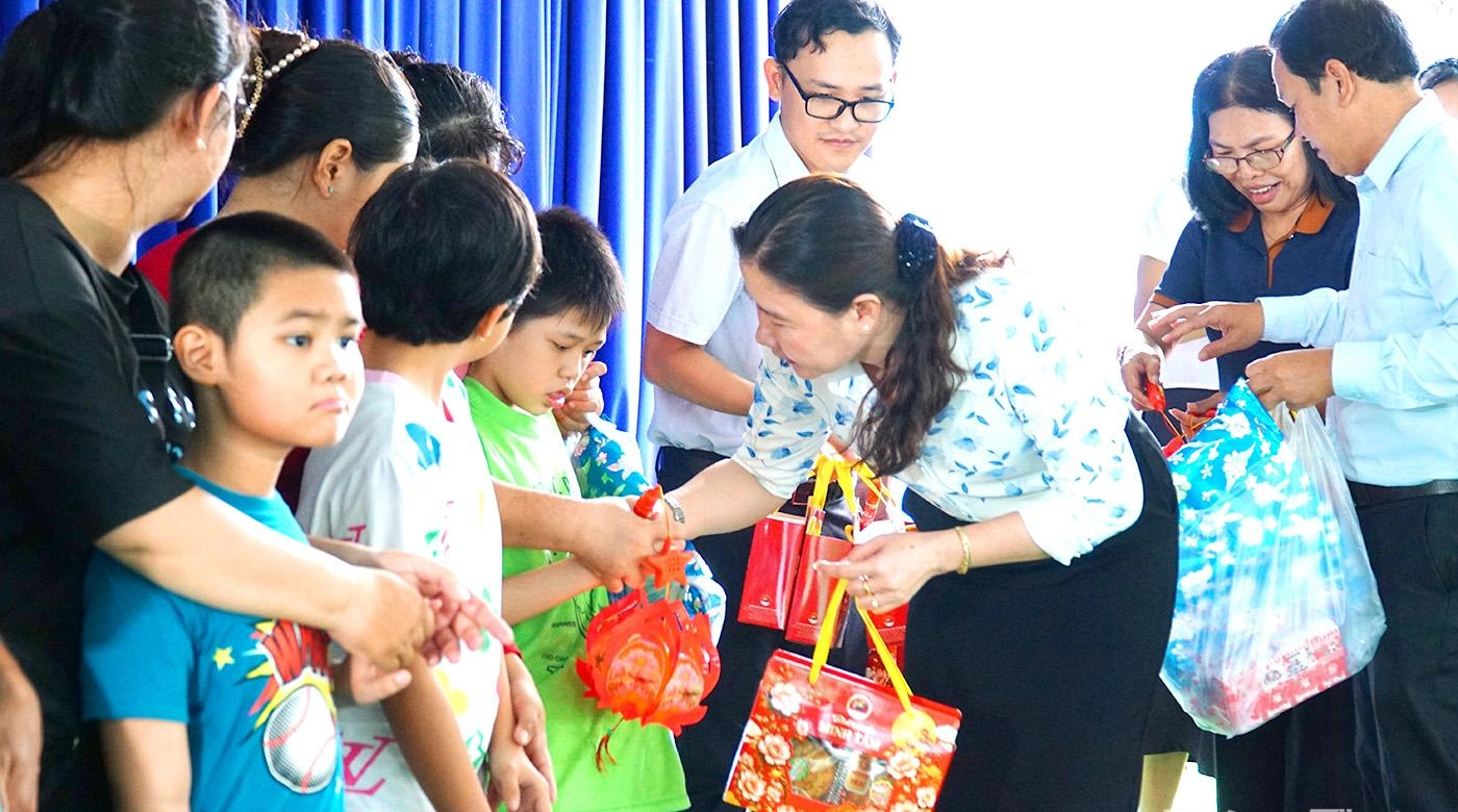 Đồng Tháp: Lan tỏa yêu thương, trao tặng quà cho trẻ em có hoàn cảnh khó khăn, trẻ em khuyết tật dịp Tết Trung thu