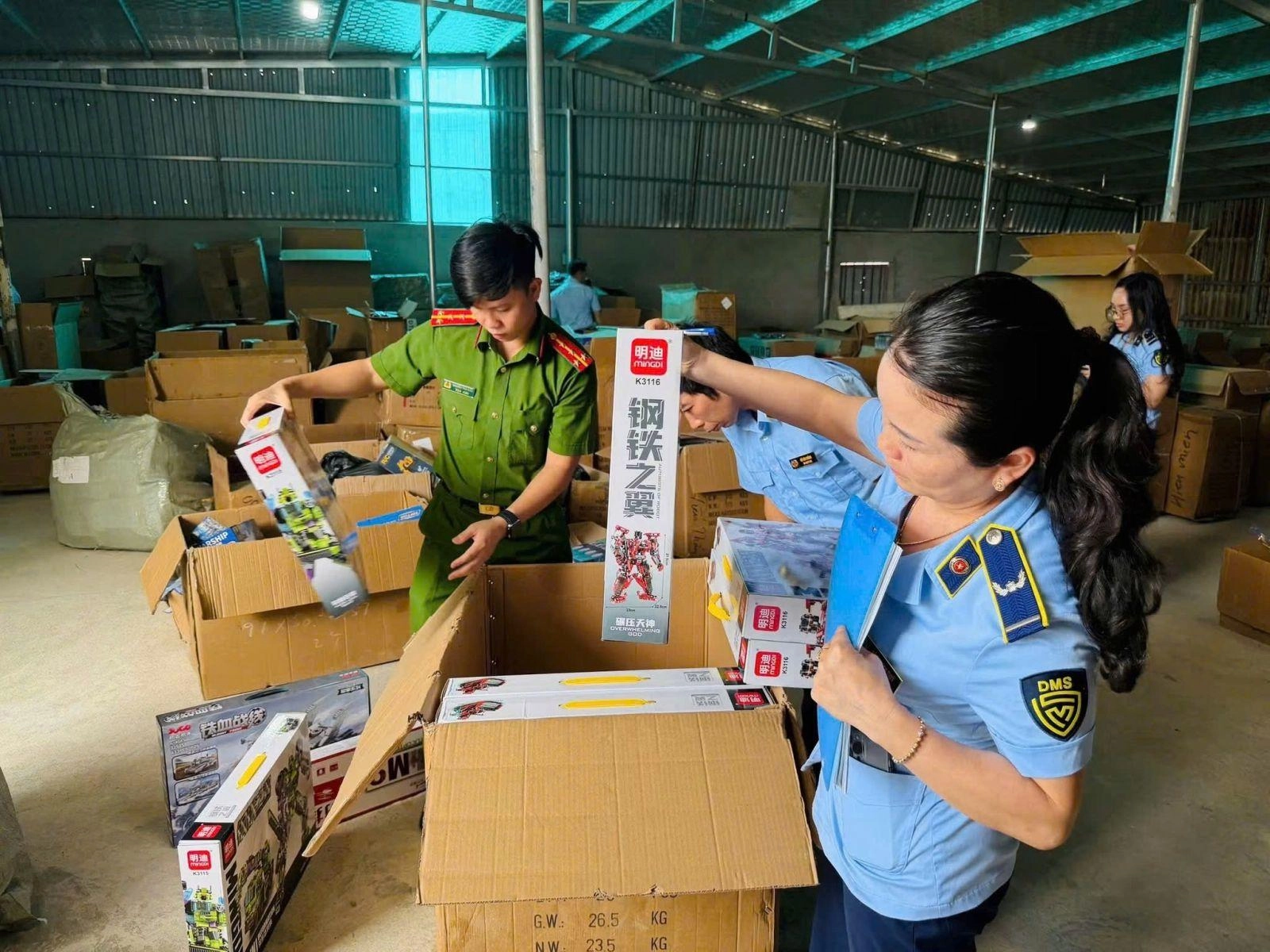 Tạm giữ hàng nghìn đồ chơi lậu tại Thanh Hóa
