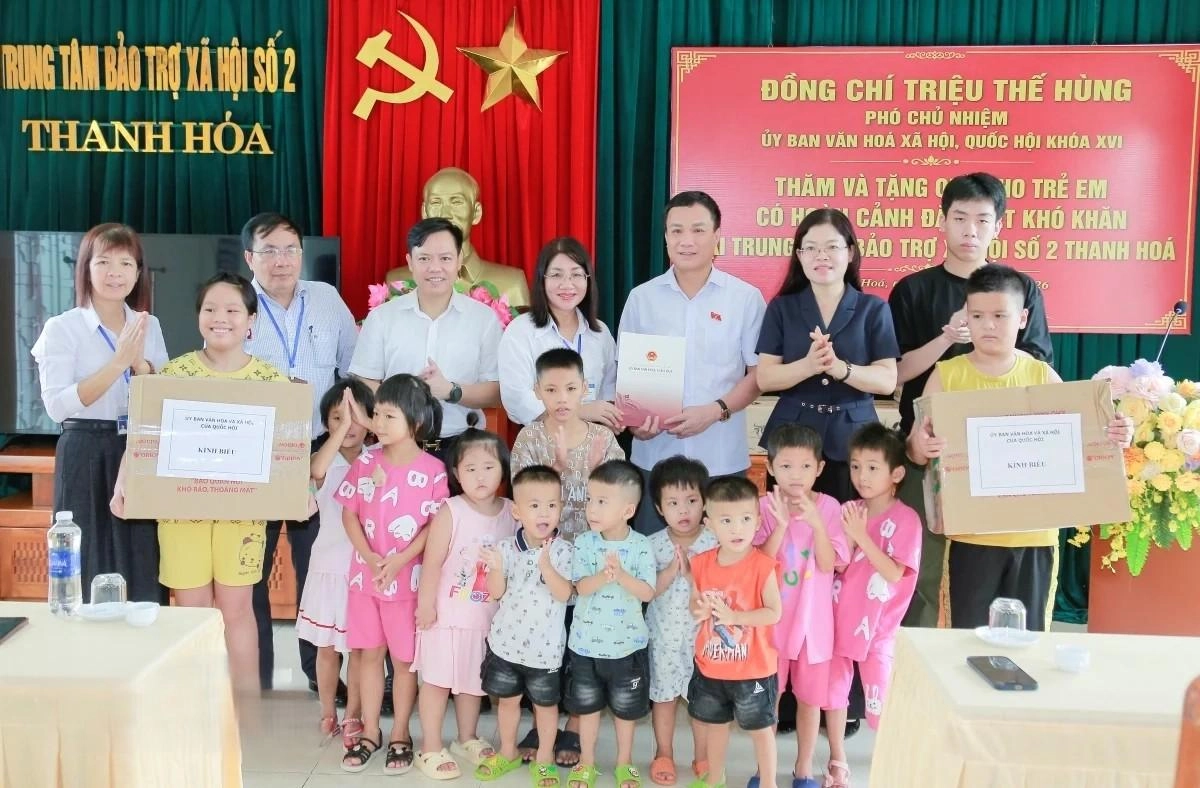 Ủy ban Văn hóa và Xã hội của Quốc hội thăm và tặng quà tại Thanh Hóa
