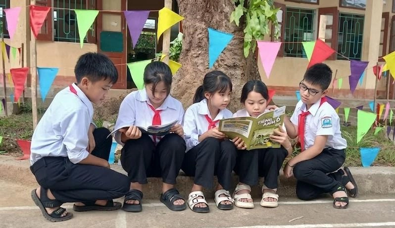 Thanh Hóa trang bị sách giáo khoa cho học sinh 6 trường nội trú khu vực biên giới