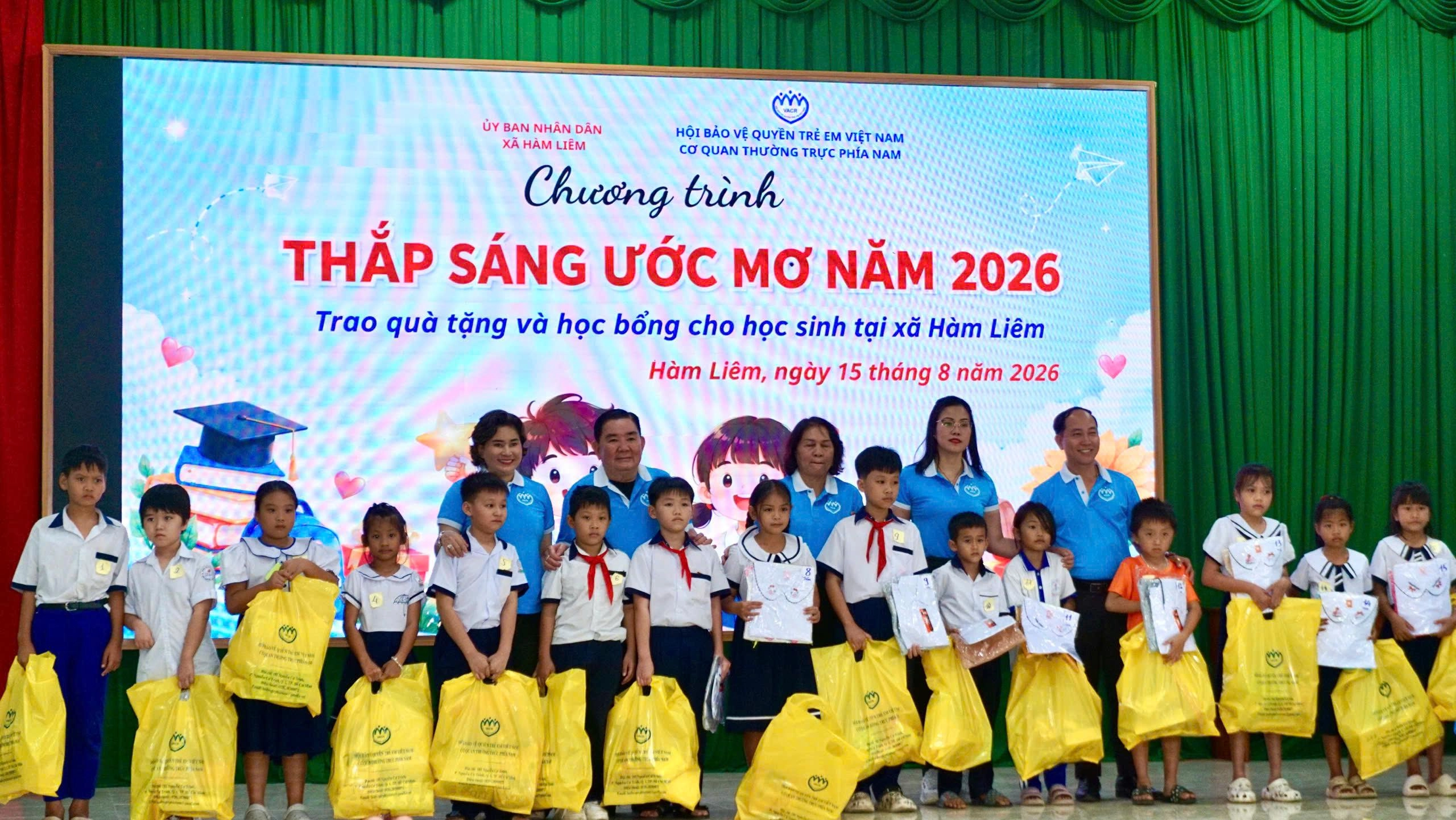 Hội Bảo vệ quyền trẻ em Việt Nam tiếp sức đến trường cho 100 học sinh tại Lâm Đồng